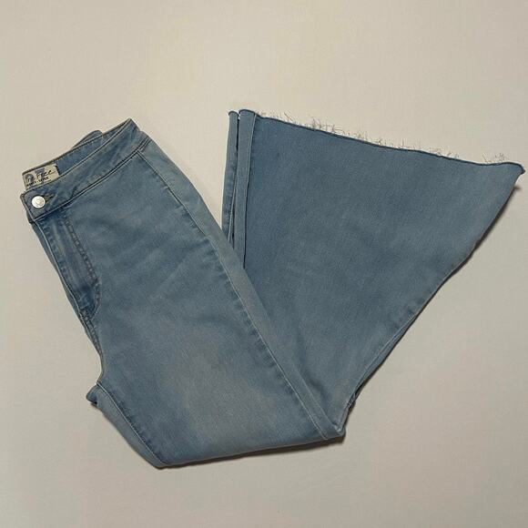 Free People Just Float On Flare
Light wash size 27 - Picture 3 of 10